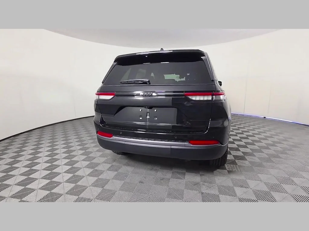 New 2026 Diamond Black Crystal Pearl-Coat Exterior Paint Jeep Laredo Altitude image 27