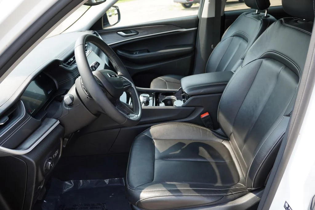 Used 2023 White Jeep Limited image 15