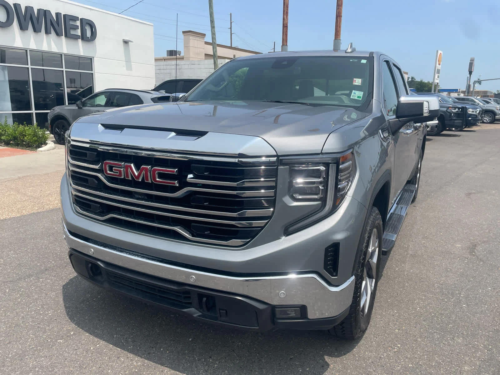 Used 2025 Sterling Metallic GMC SLT image 3