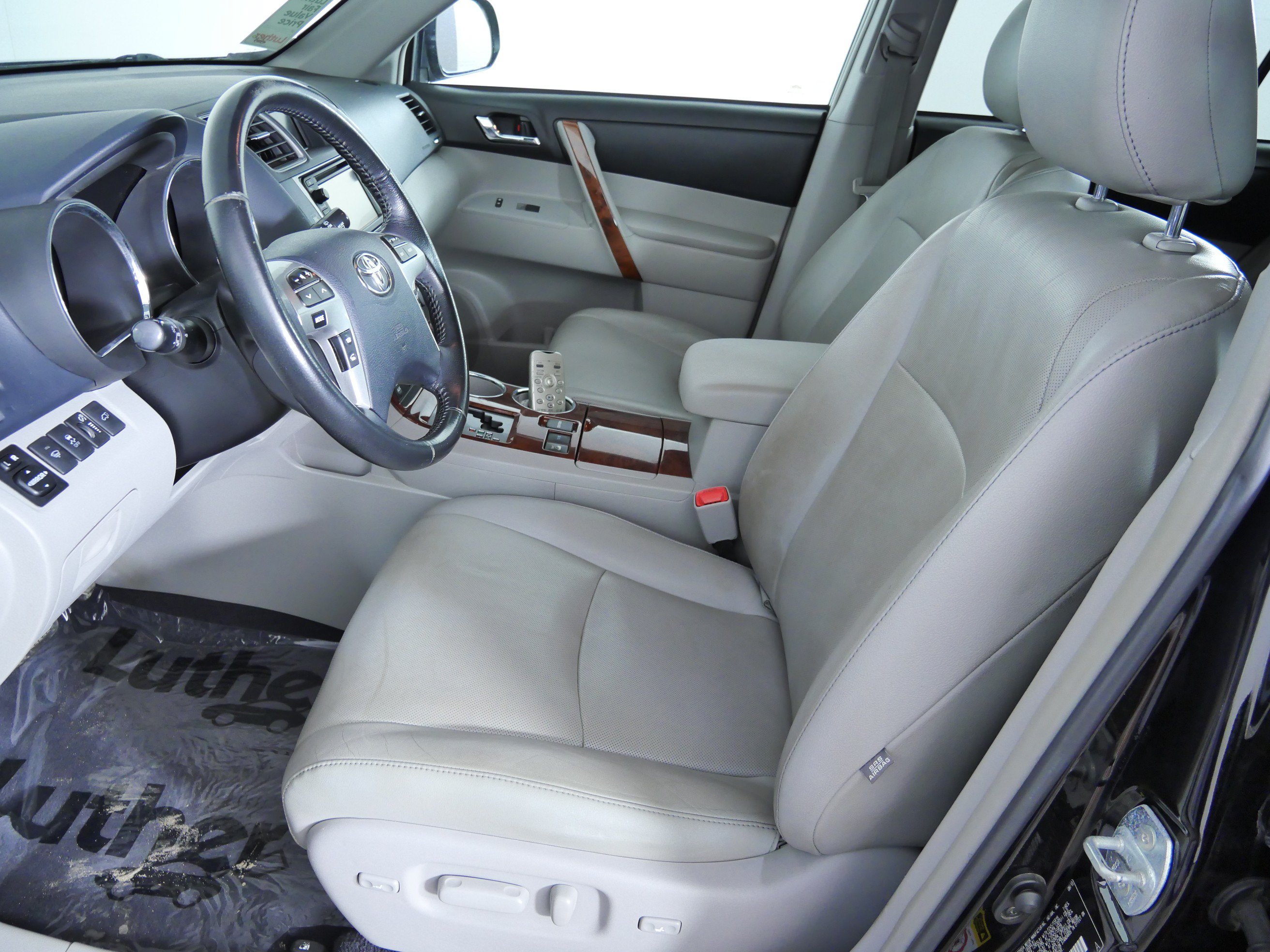 Used 2013 Black Toyota Limited image 20