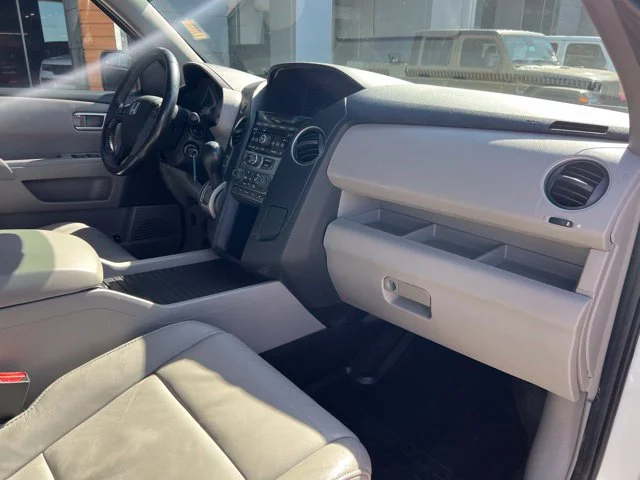 Used 2015 White Honda EX-L image 21