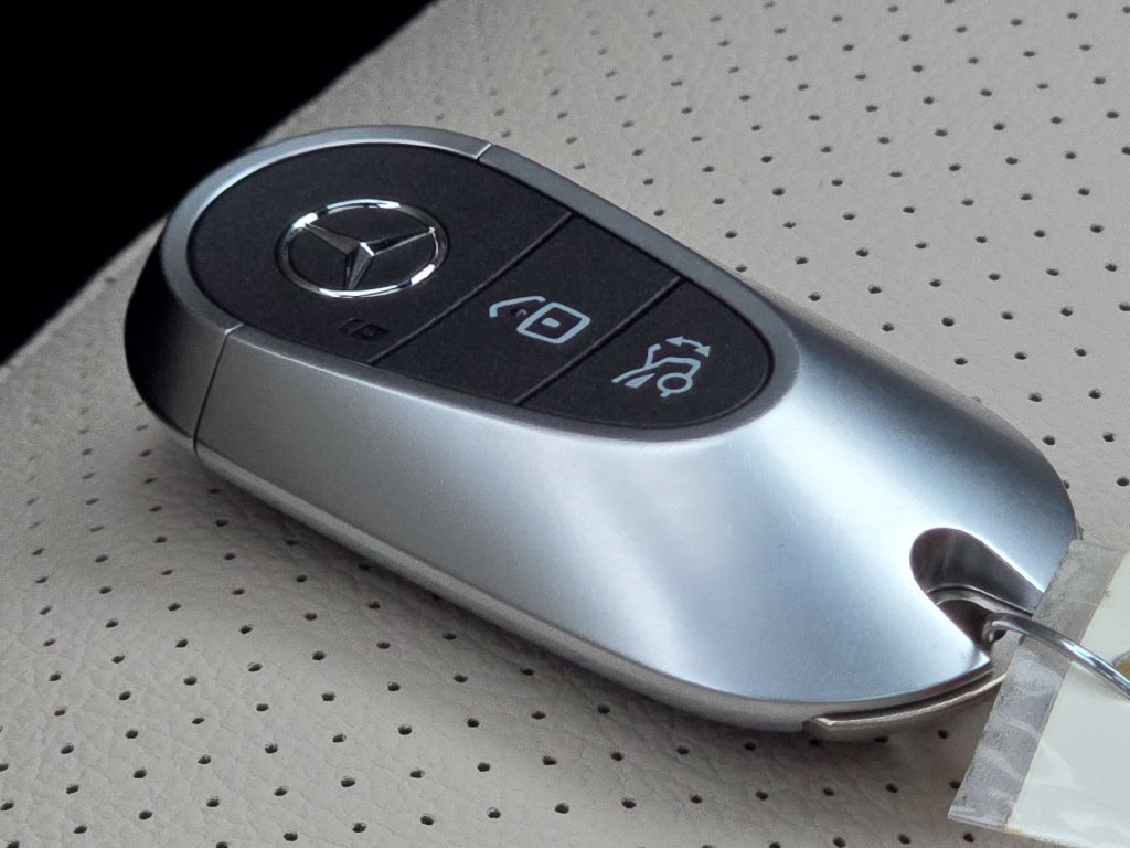 New 2027 Polar White Mercedes-Benz GLC 300 image 76