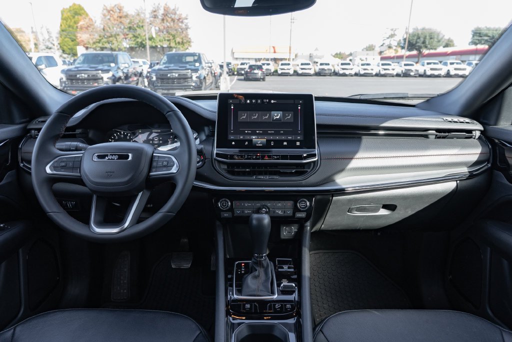 Used 2025 Diamond Black Crystal Pearlcoat Jeep Trailhawk image 8