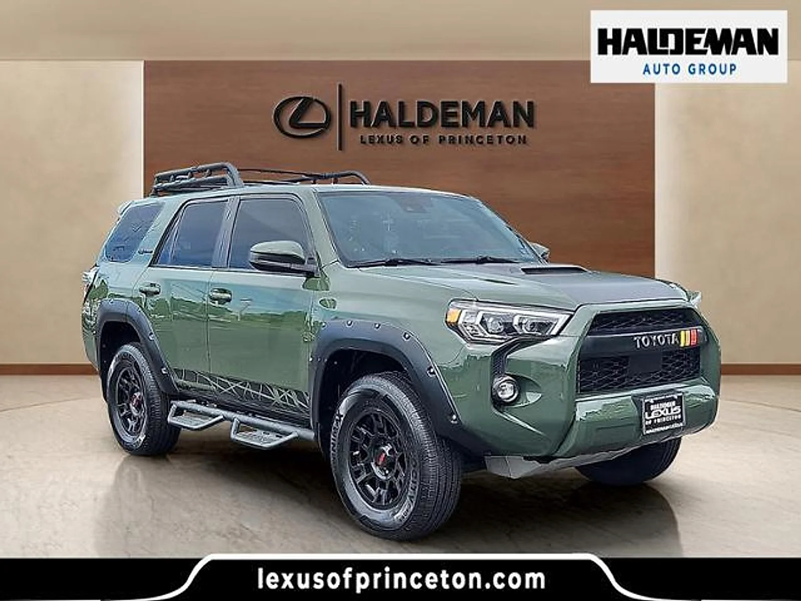 Used 2020 Hunter Green Toyota  image 1