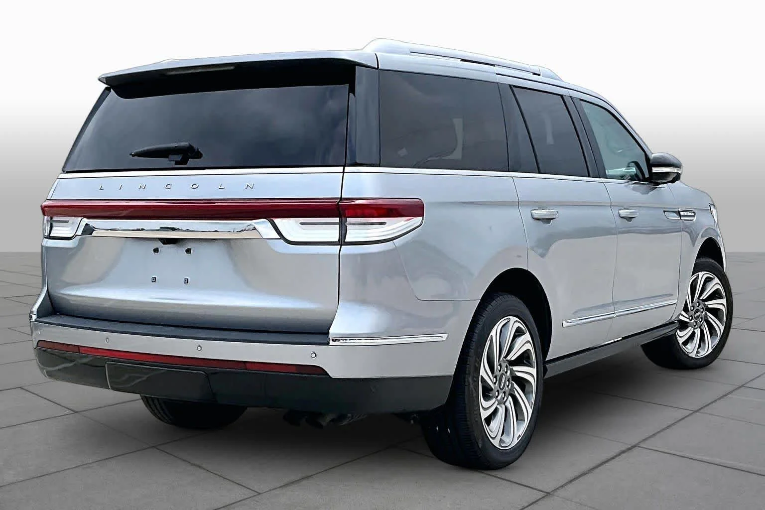 Used 2023 Silver Radiance Lincoln Reserve image 12