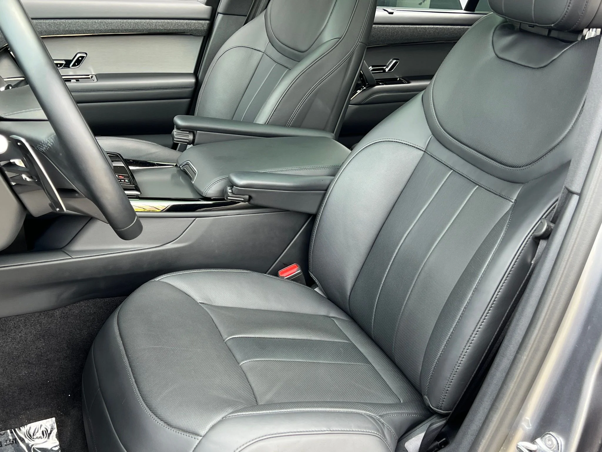 Used 2024 Gray Land Rover Dynamic SE image 26
