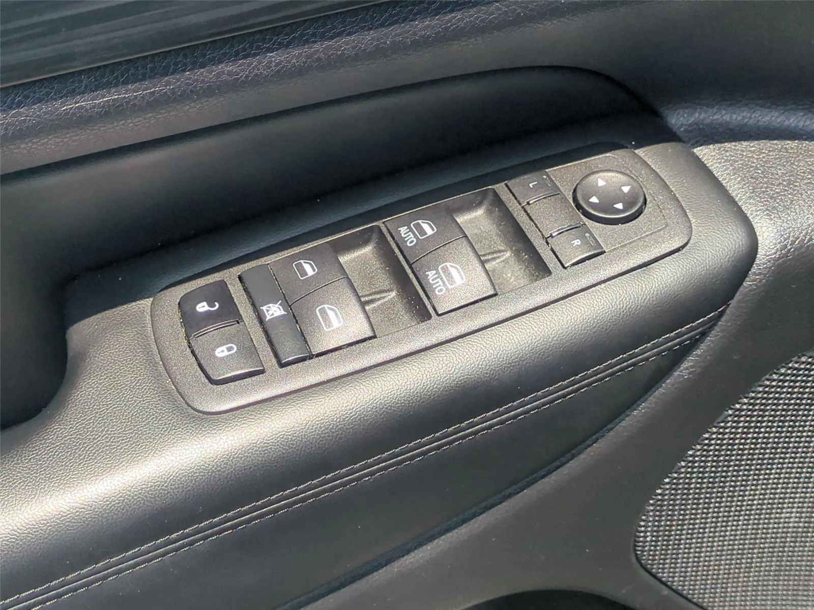 Used 2022 Diamond Black Crystal Pearlcoat Jeep Laredo X image 16