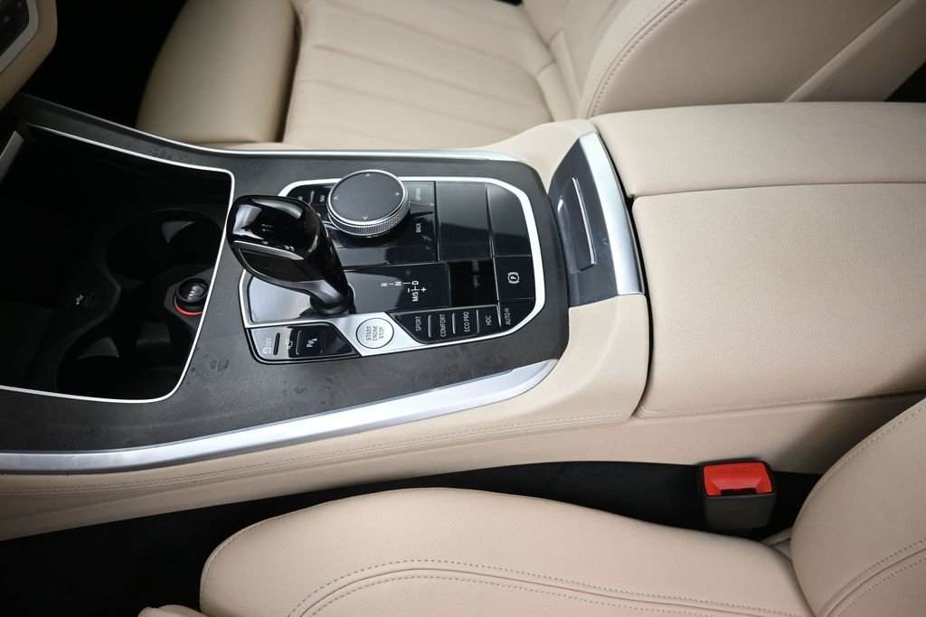 Used 2022 White BMW xDrive40i image 20