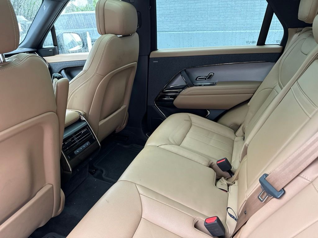 Used 2024 White Land Rover SE image 16