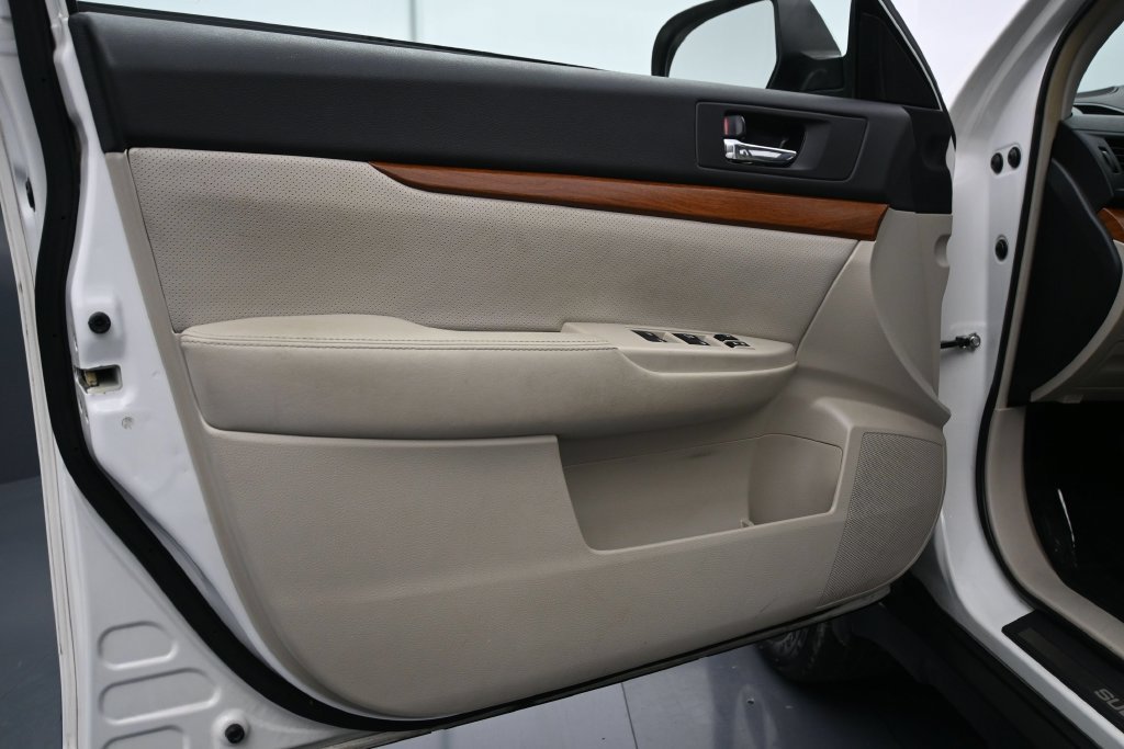 Used 2013 Satin White Pearl Subaru 2.5i image 16
