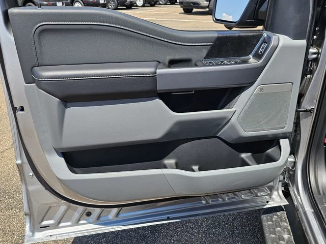 2025 Ford F-150 Lightning Flash - Photo 14