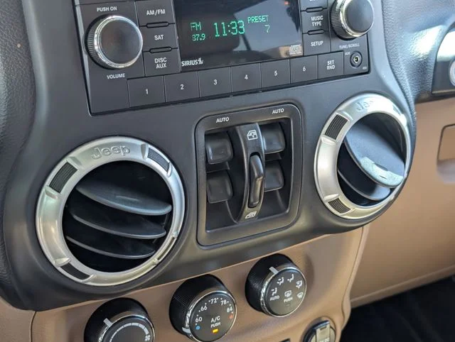 Used 2014 Crystal Metallic Jeep Unlimited Sahara image 17