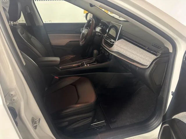 Used 2022 Bright White Clearcoat Jeep Latitude image 25