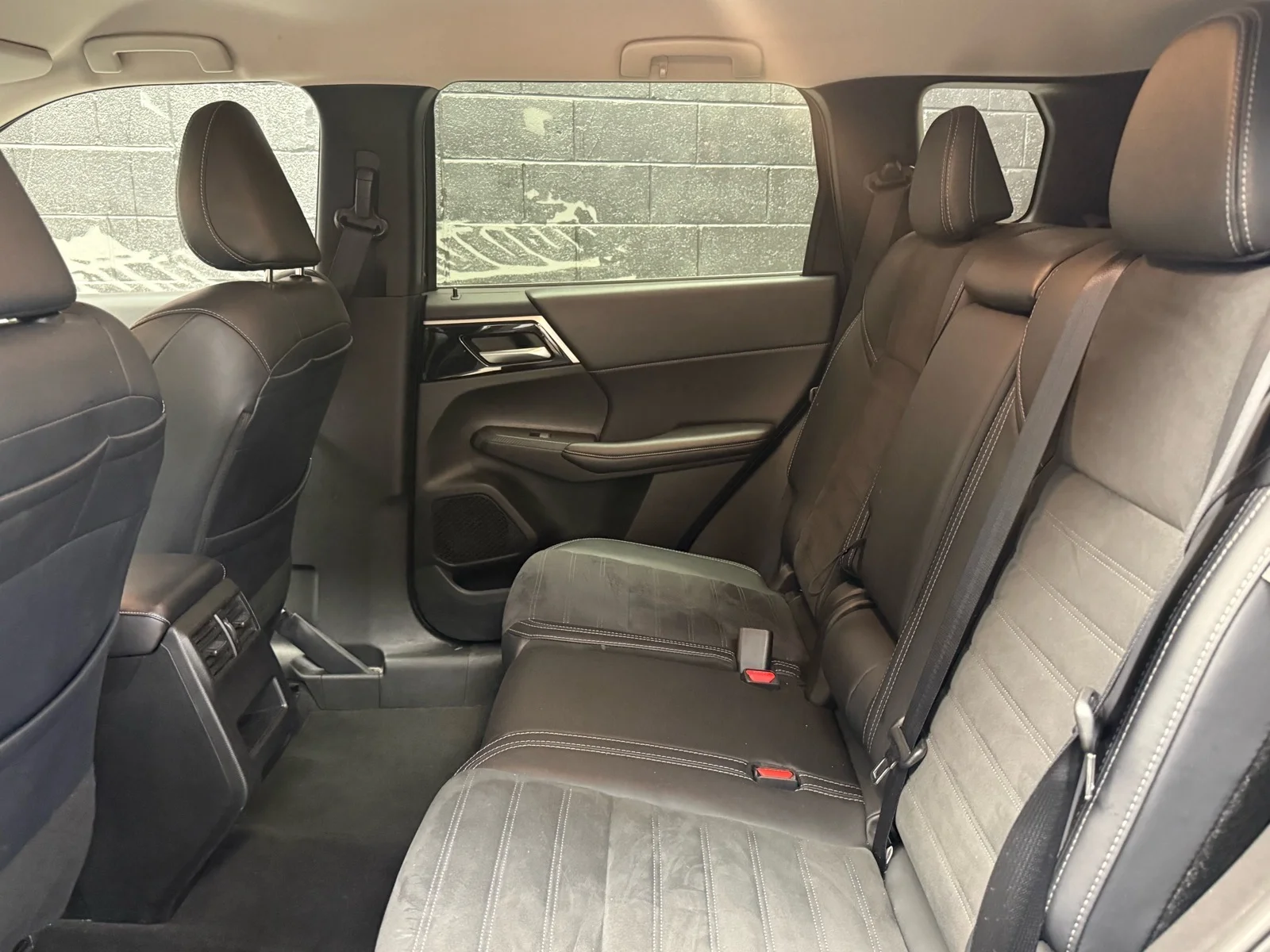 Used 2024 Graphite Gray Metallic (u28) Mitsubishi SE image 28