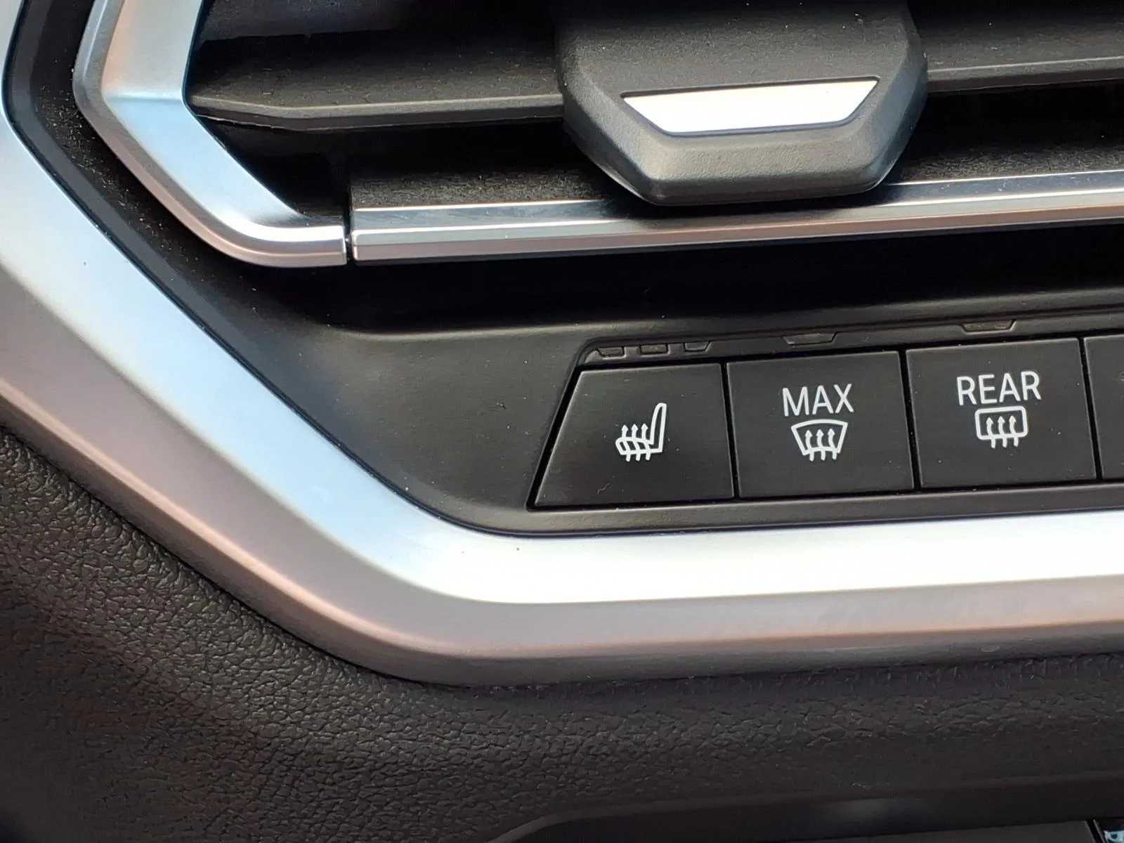 Used 2020 Mineral Gray Metallic BMW 330i xDrive image 6
