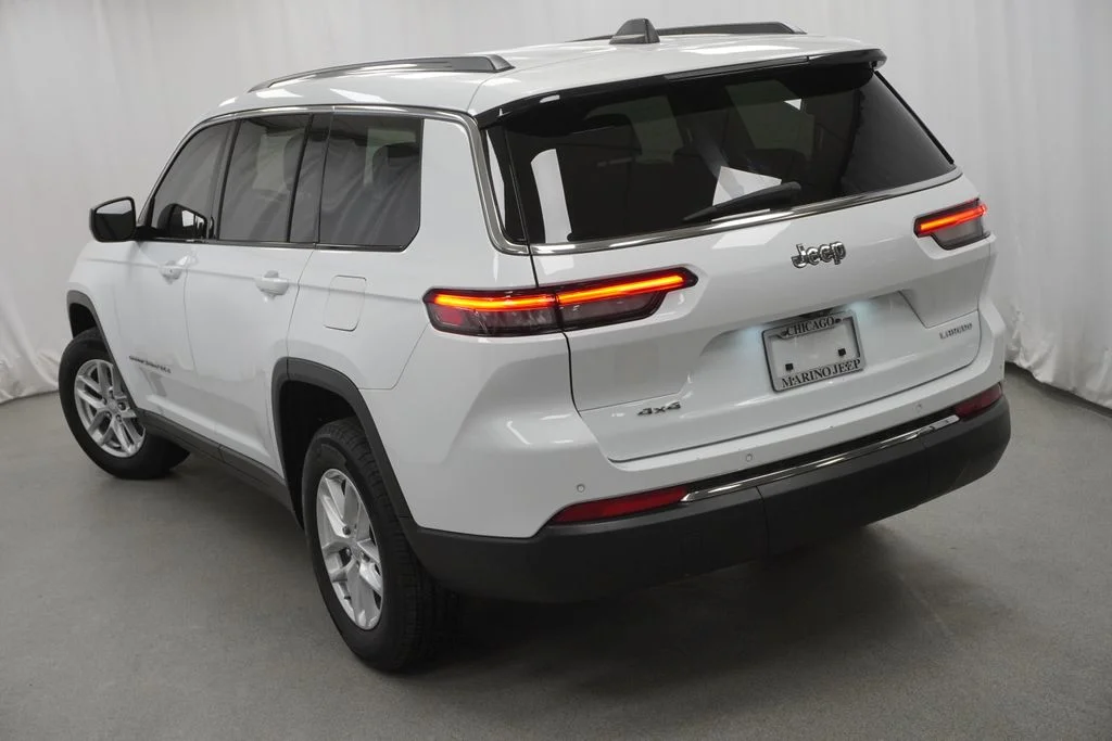 Used 2023 White/off-white Jeep Laredo image 12