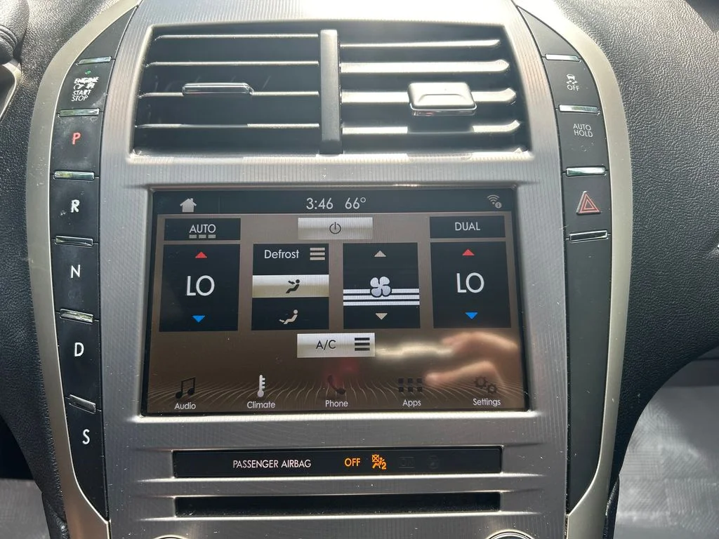 Used 2018  Lincoln Premiere image 19