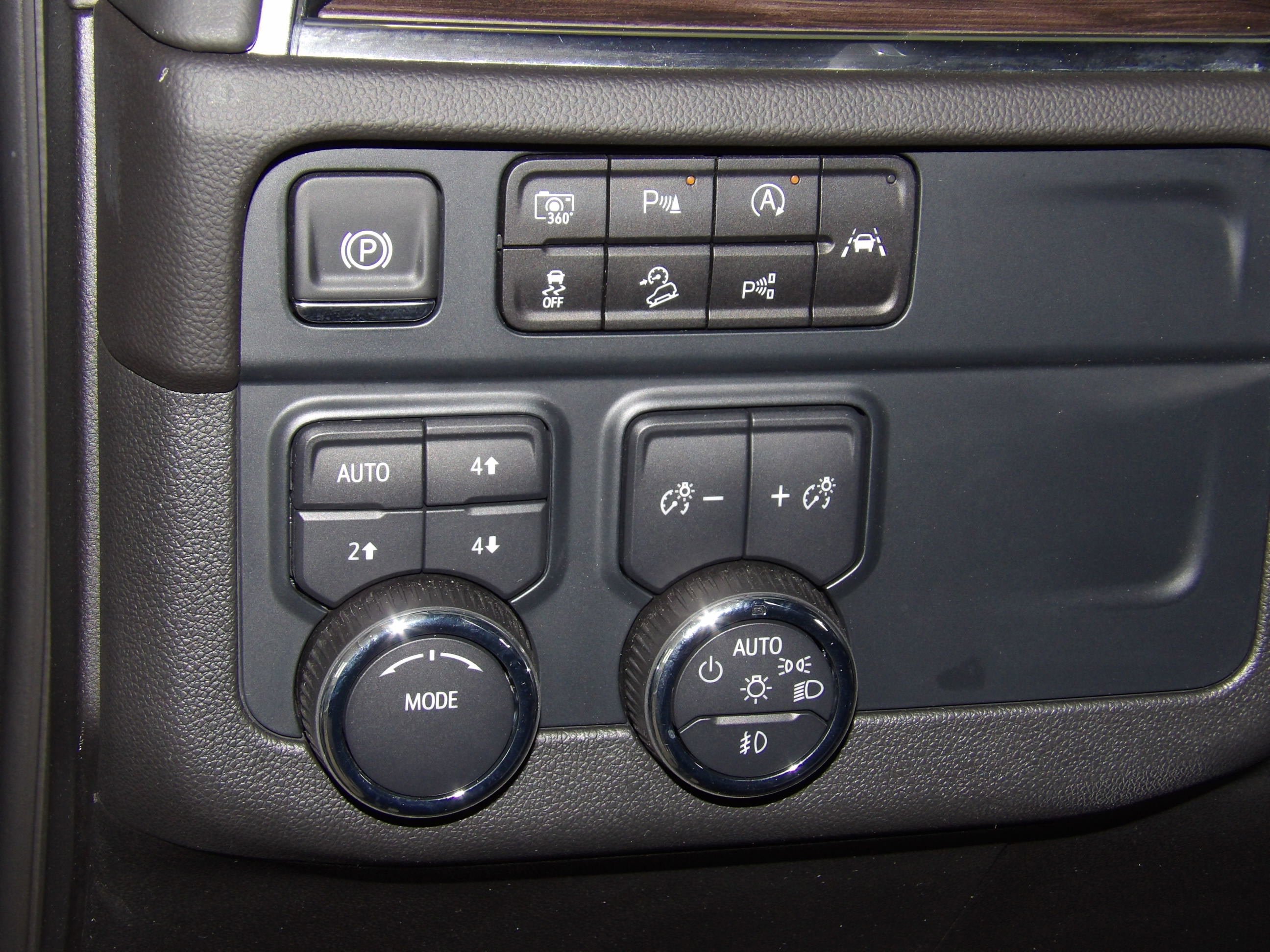 2025 Chevrolet Suburban Z71 - Photo 7