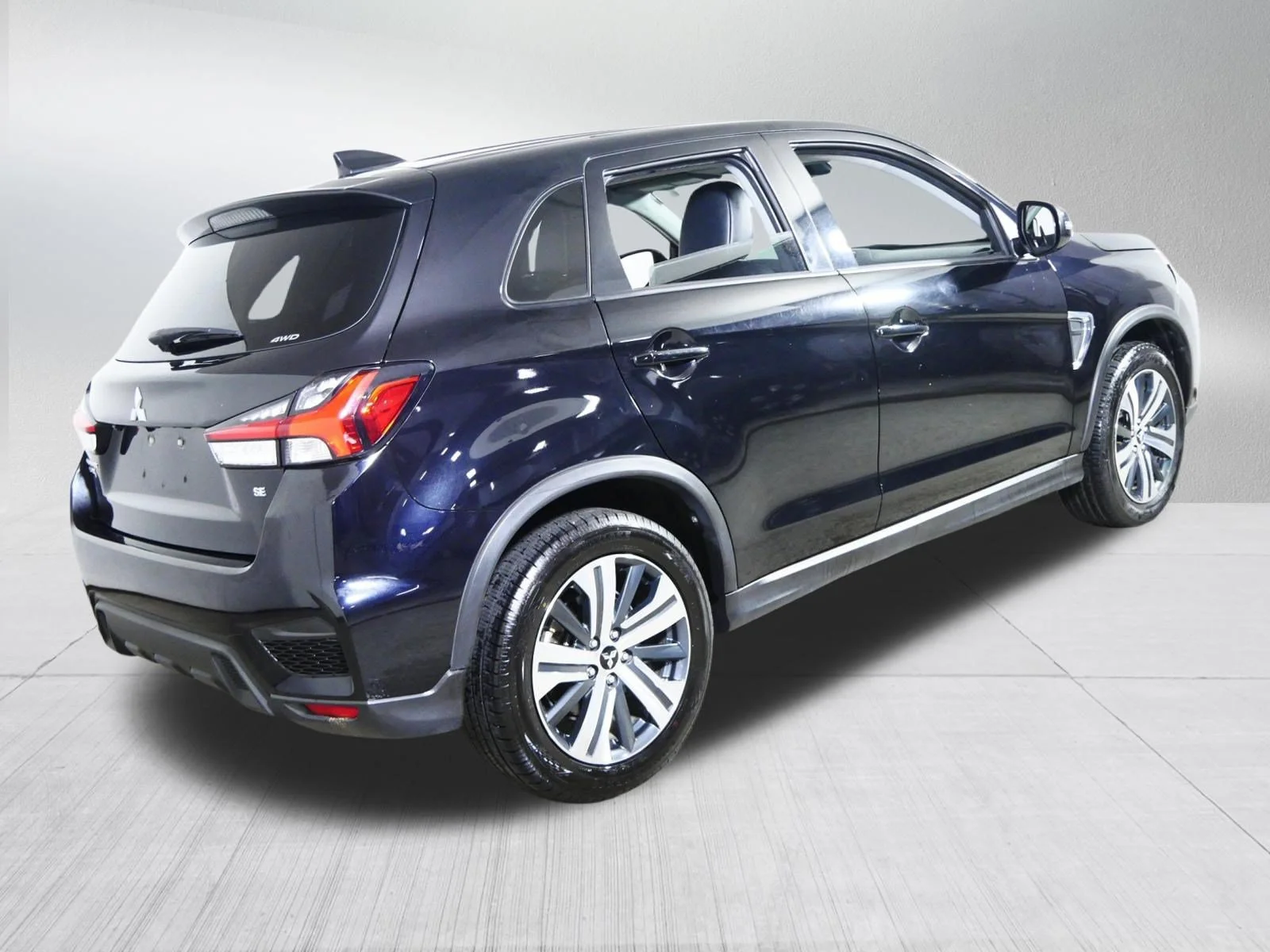Used 2024 Labrador Black Pearl Mitsubishi SE image 7