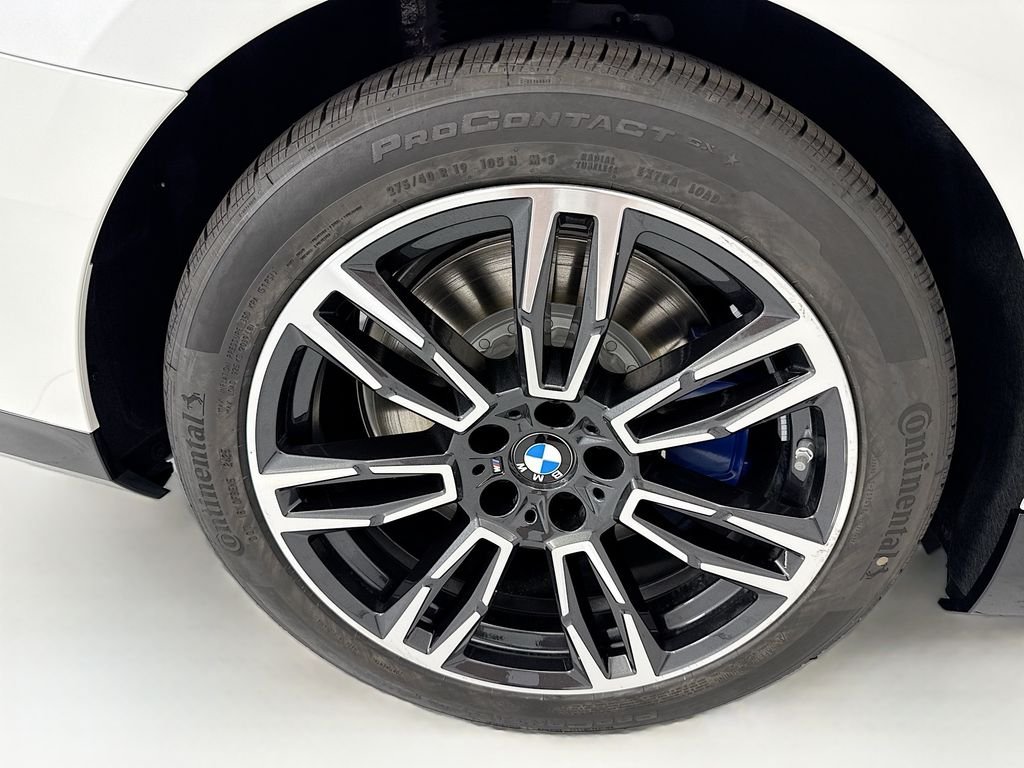 New 2027 White Metallic BMW 550e xDrive image 32