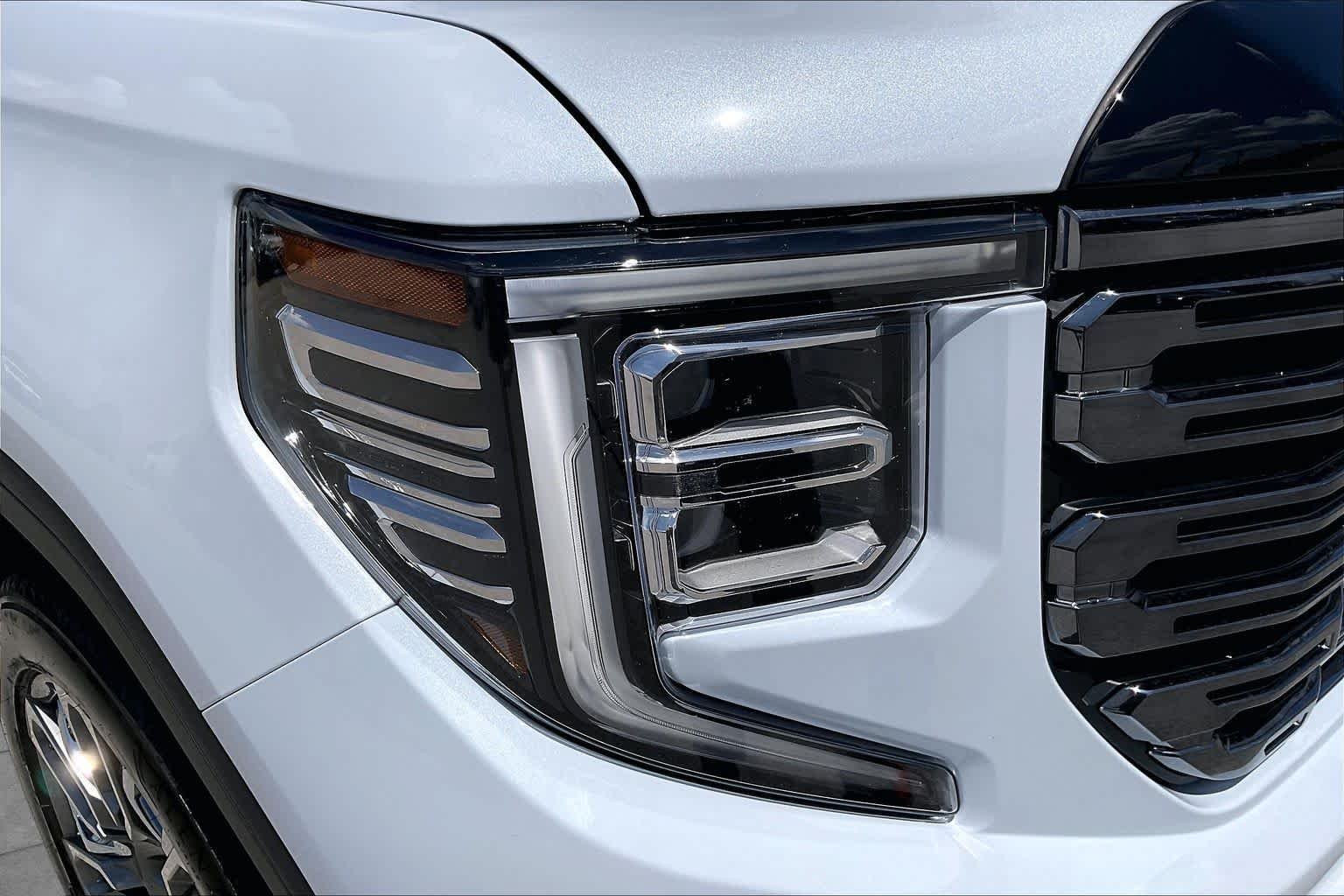 Used 2026 Glacier White Tricoat GMC Denali Ultimate image 28