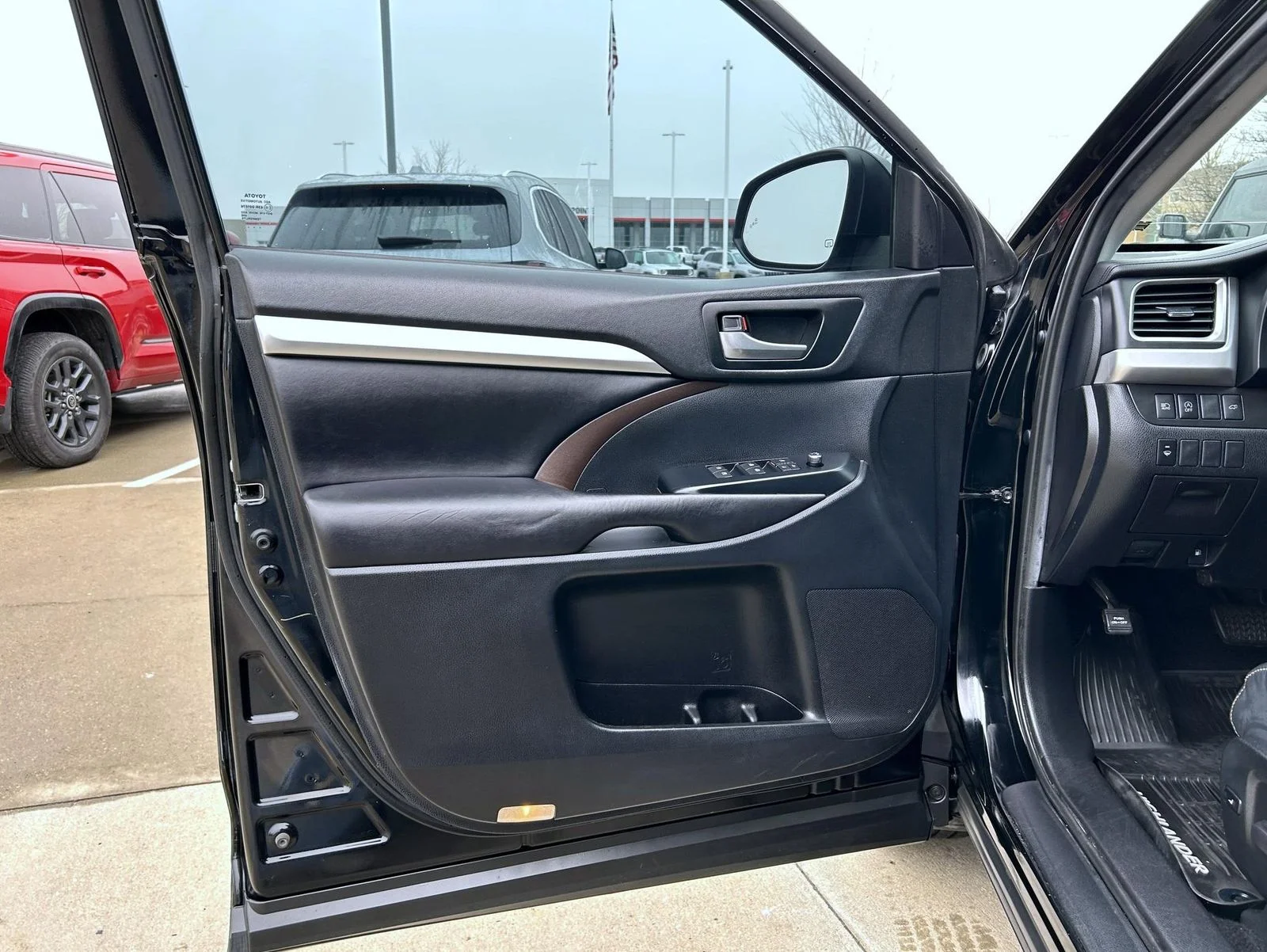 Used 2019 Black Toyota XLE image 9