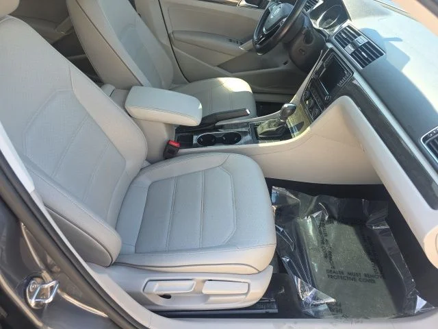 Used 2018 Platinum Gray Metallic Volkswagen 2.0T SE image 9