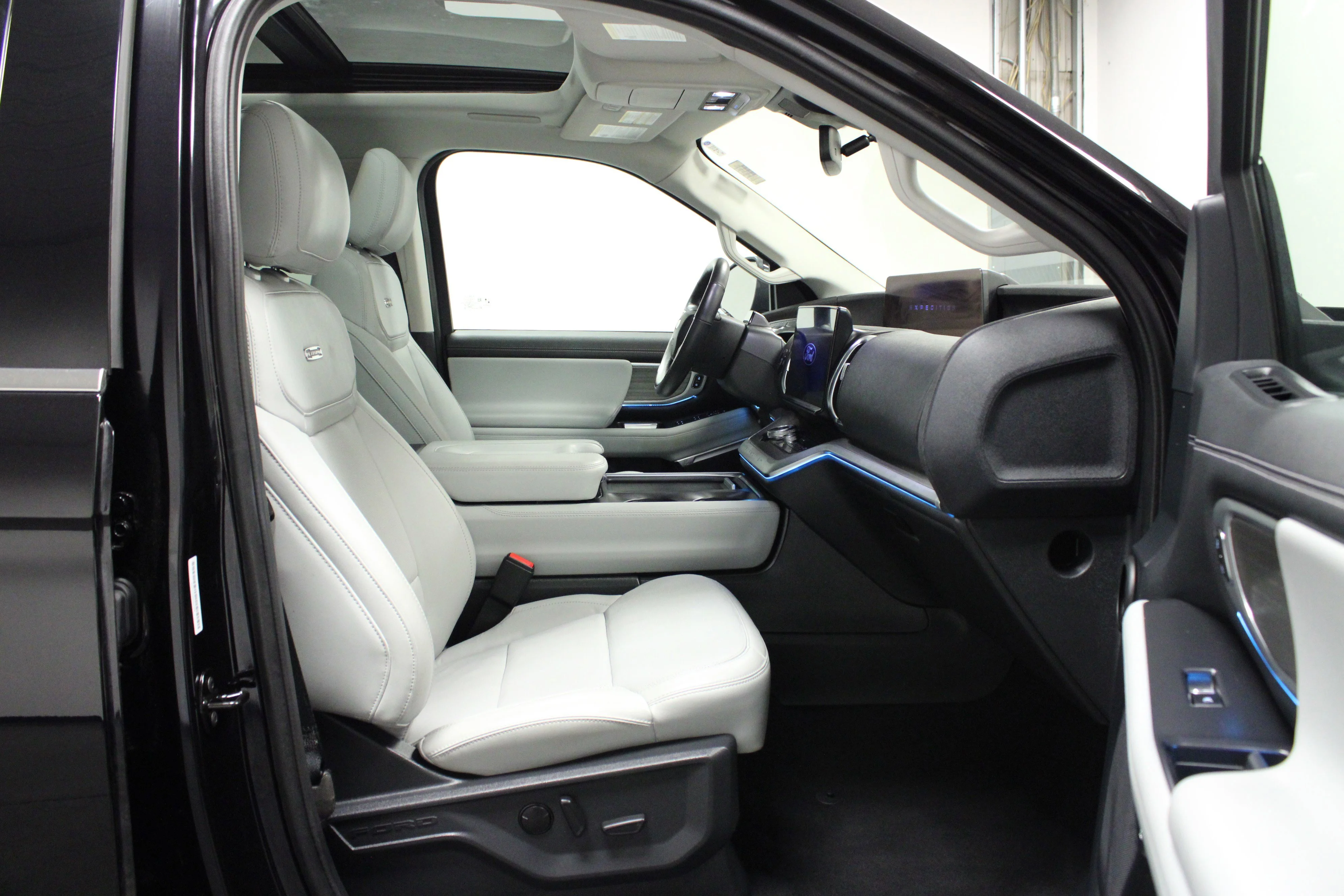 Used 2025 Black Metallic Ford Platinum image 17