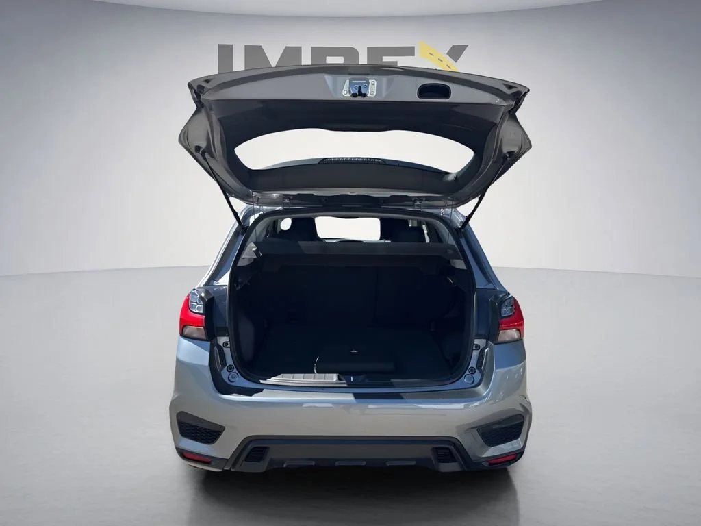 Used 2022  Mitsubishi SE image 11