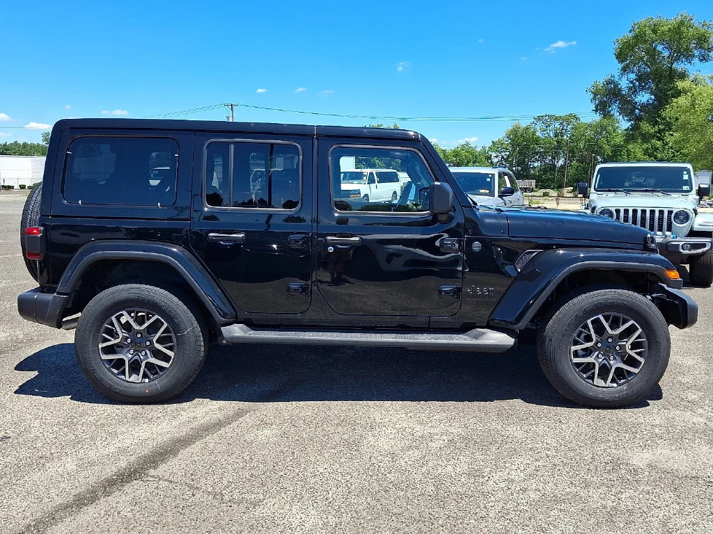 New 2026 Black Clear-Coat Exterior Paint Jeep Sahara image 9