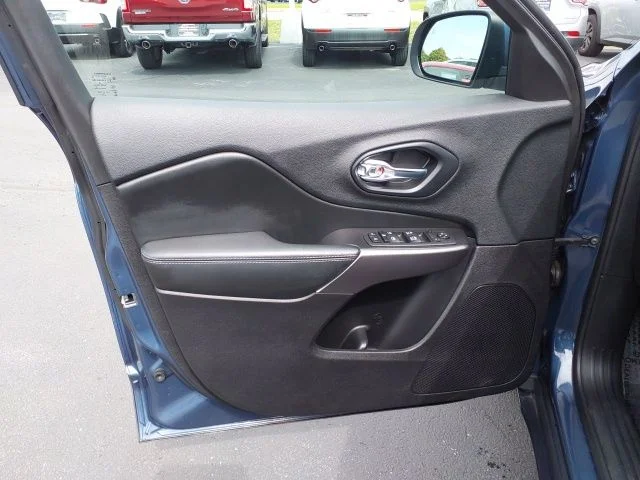 Used 2020 Blue Jeep Latitude image 10
