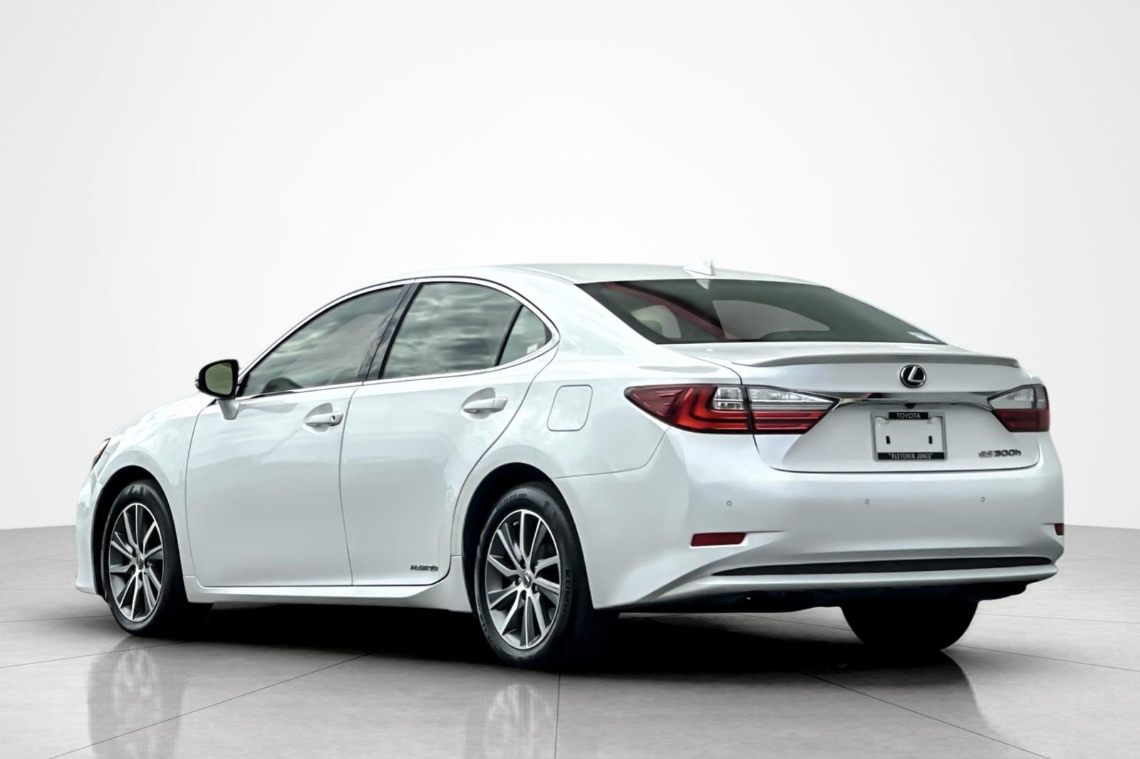Used 2017 EMINENT WHITE Lexus ES 300h image 3