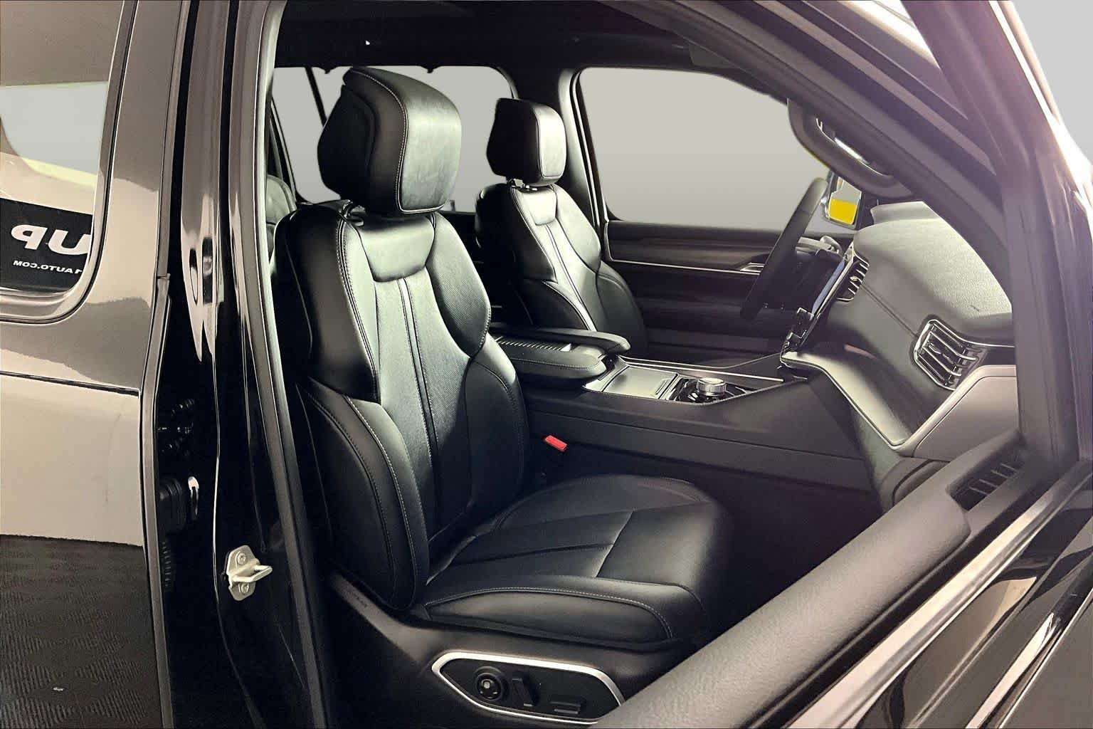 Certified Used 2024 Diamond Black Crystal Pearlcoat Jeep Series II image 9