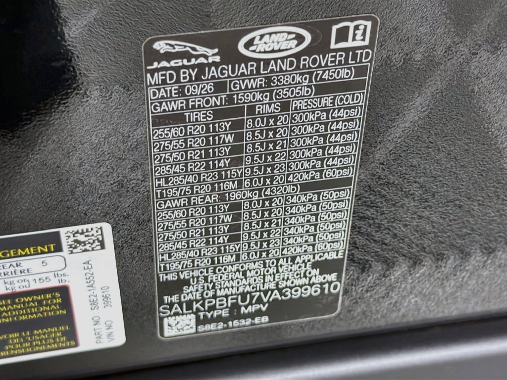 New 2027 Santorini Black Land Rover SE image 34