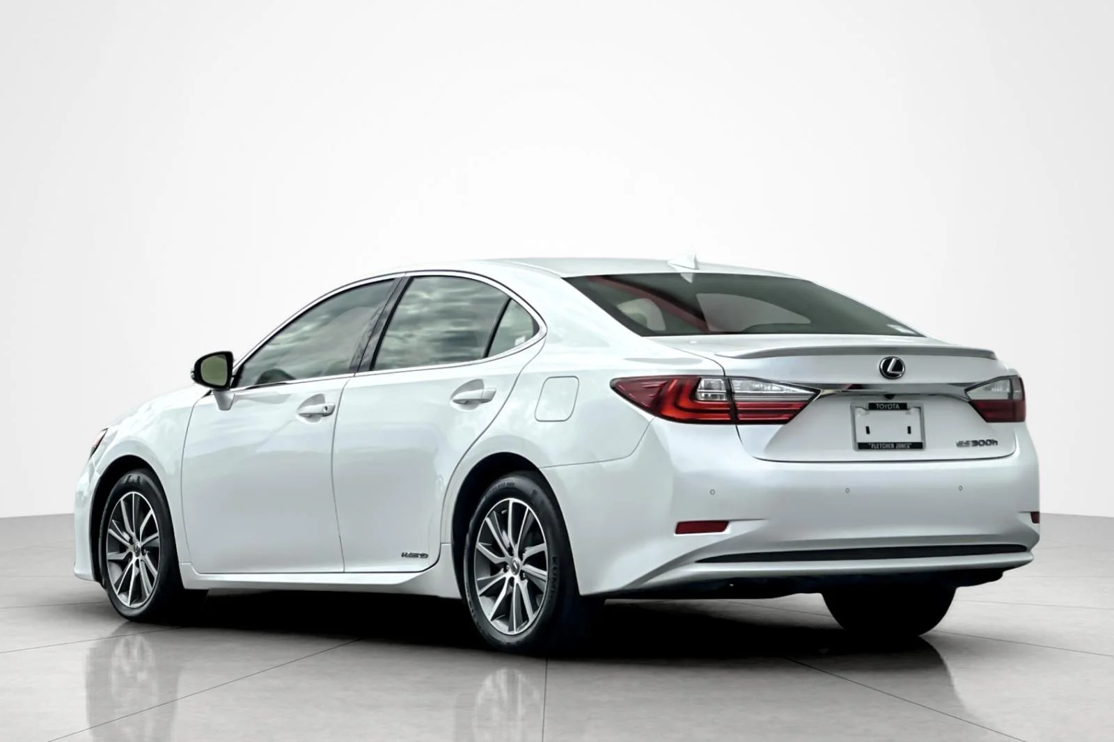 Used 2017 EMINENT WHITE Lexus ES 300h image 3
