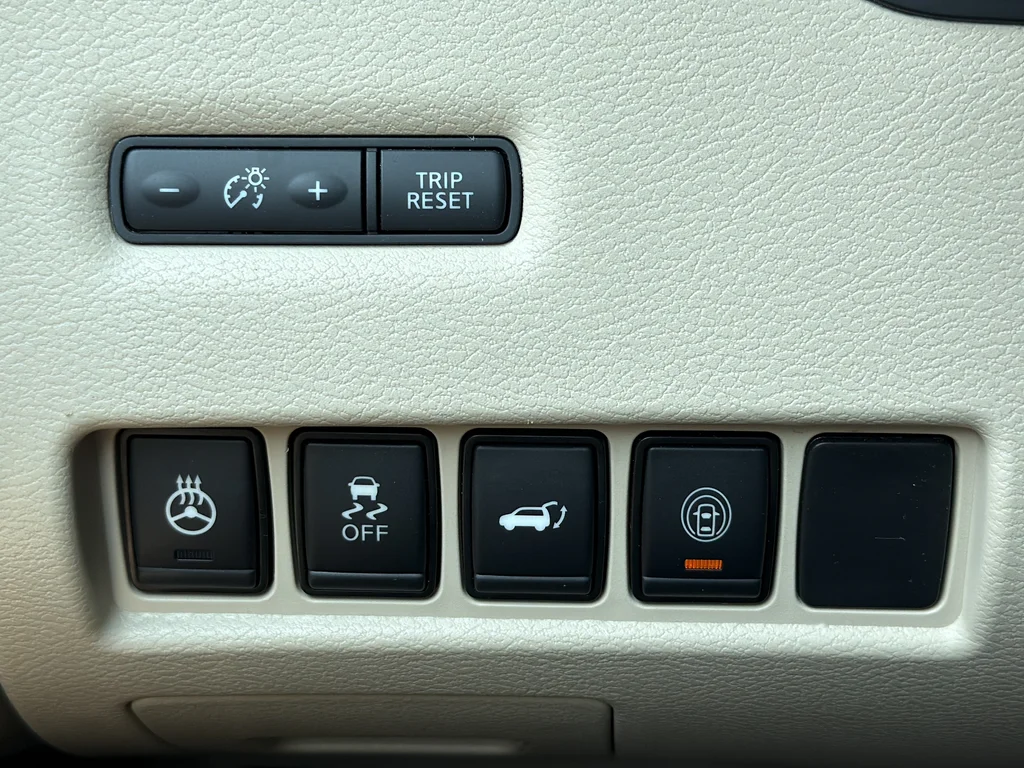 Used 2021 White Nissan SL image 25