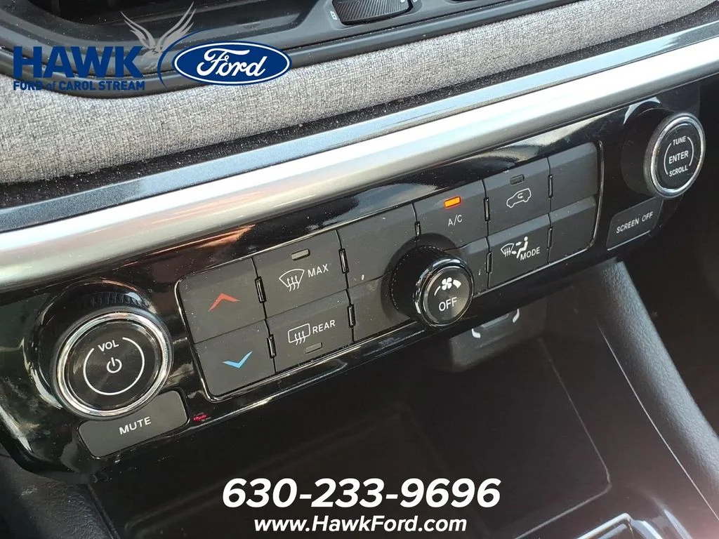 Used 2024 White Jeep Latitude image 12