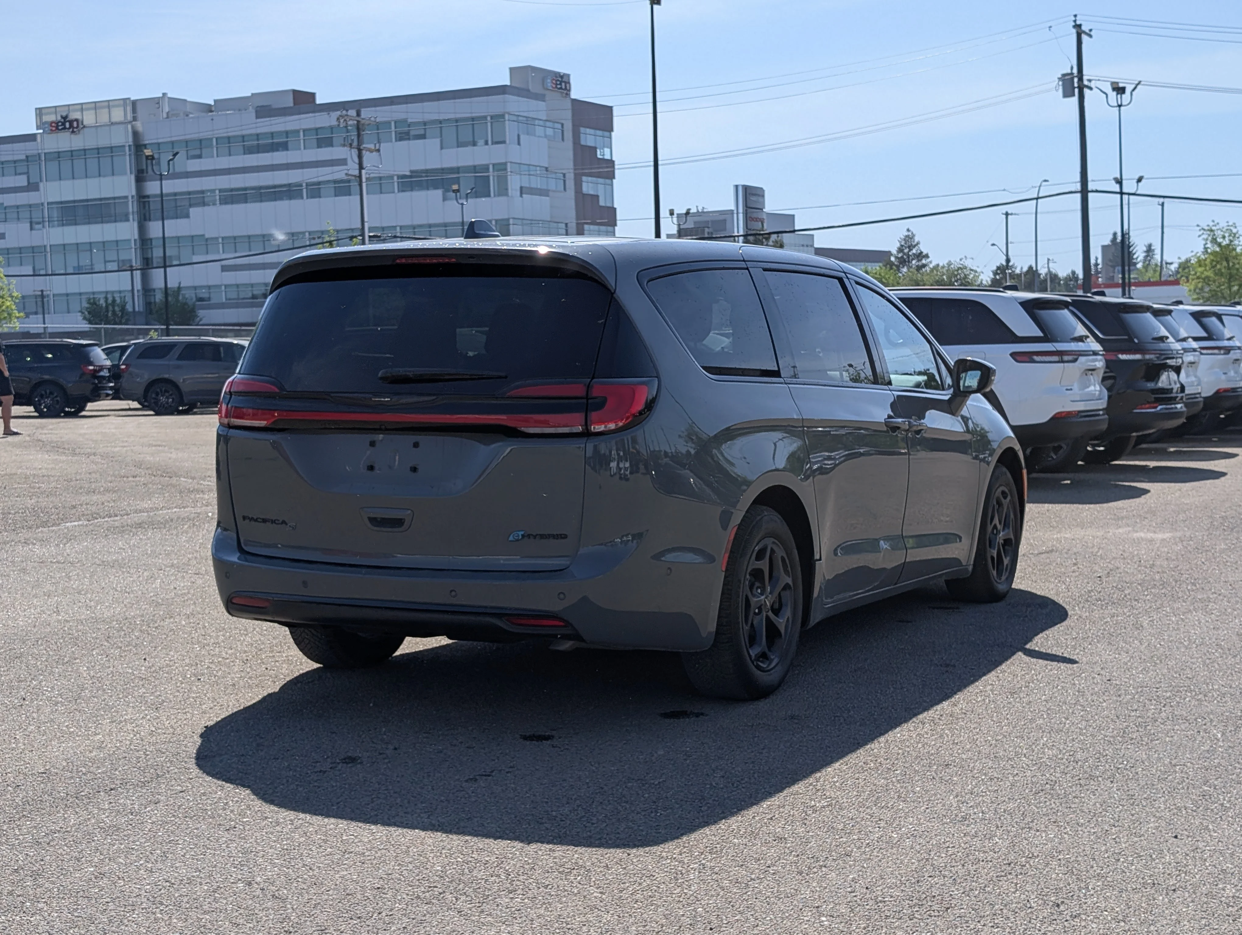 Used 2022 Ceramic Grey Chrysler Limited image 7