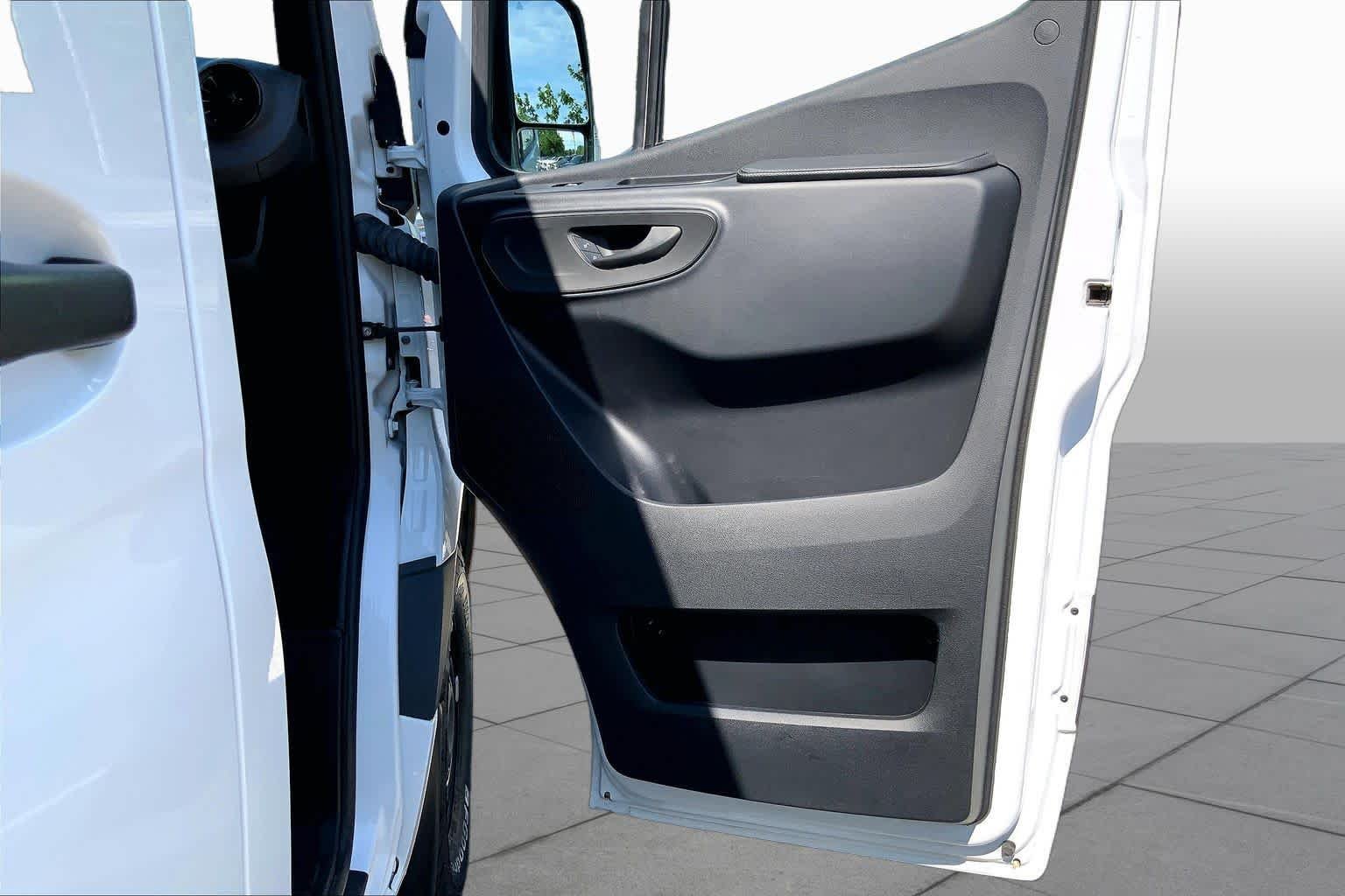 Used 2022 Arctic White Mercedes-Benz  image 24