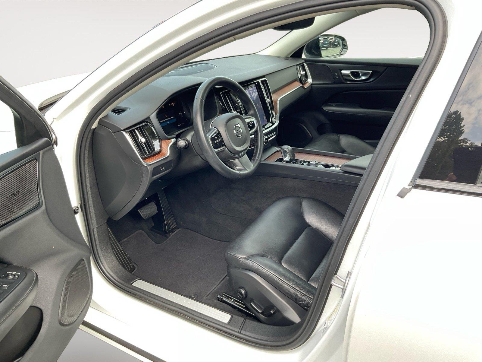 Used 2023 Crystal White Metallic Volvo Plus Dark Theme image 9