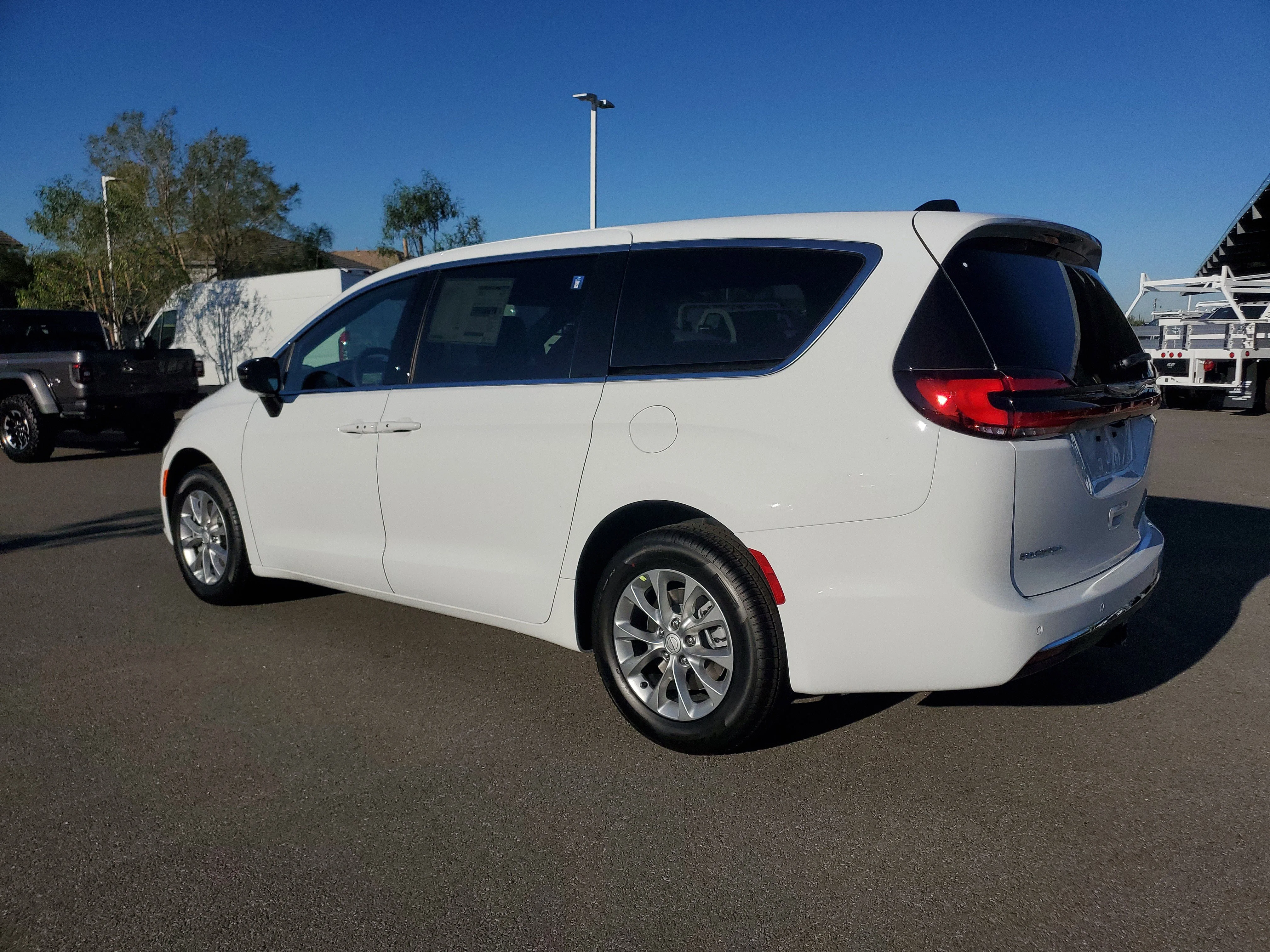 New 2026 Bright White Clear-Coat Exterior Paint Chrysler Limited image 2