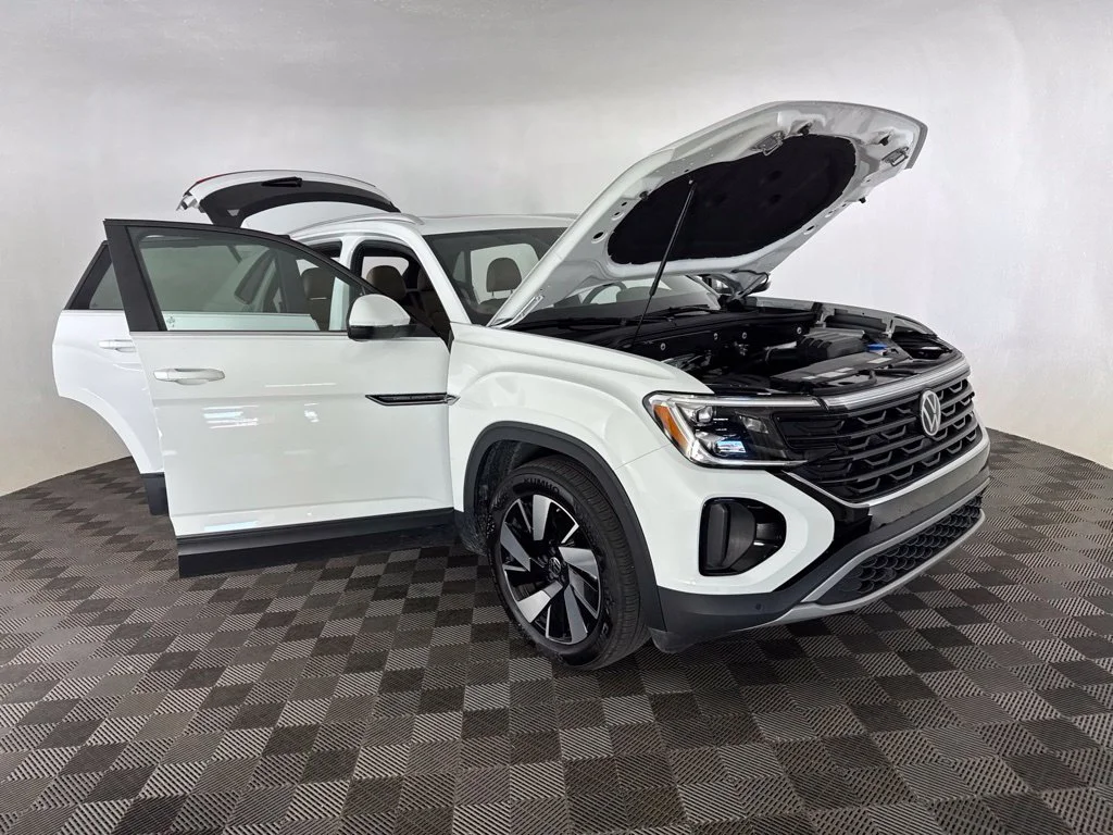 Used 2025  Volkswagen 2.0T SE w/Technology image 13