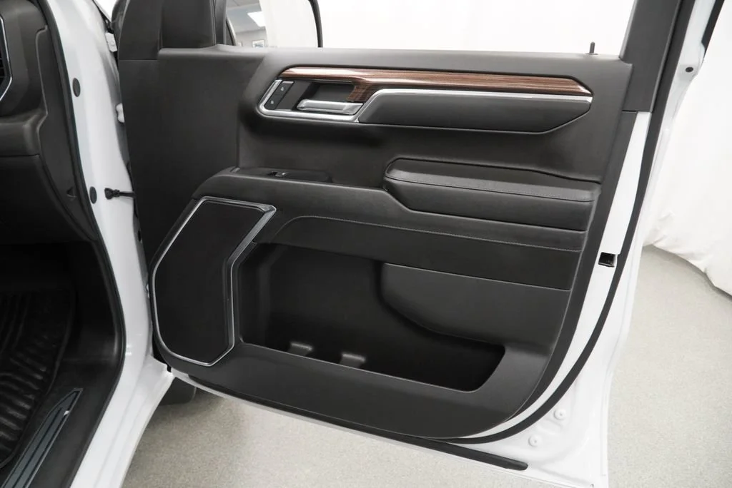 Used 2024 Summit White Chevrolet LT (2FL) image 28