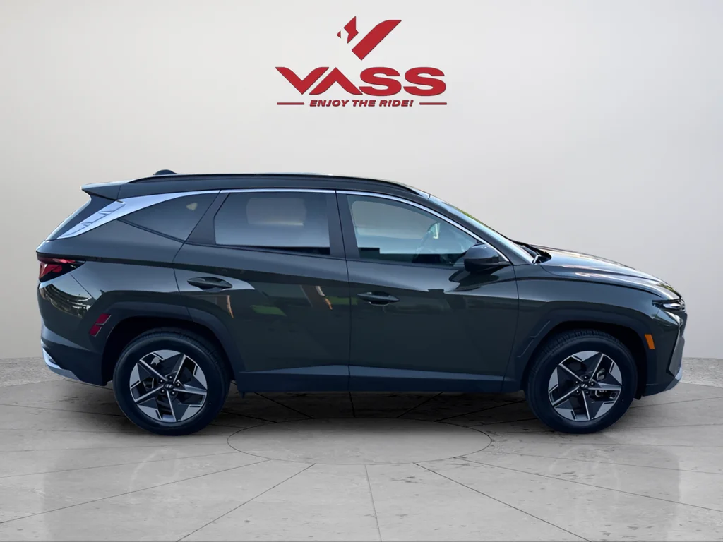 Used 2025 Green Hyundai SEL image 6