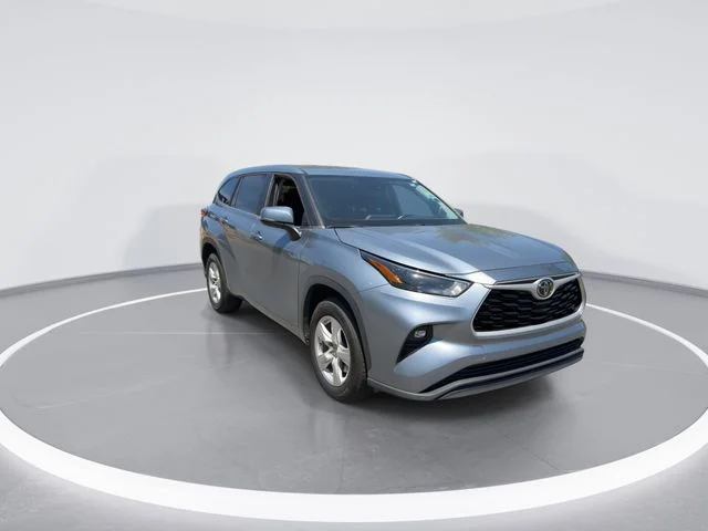 Used 2023  Toyota LE image 2