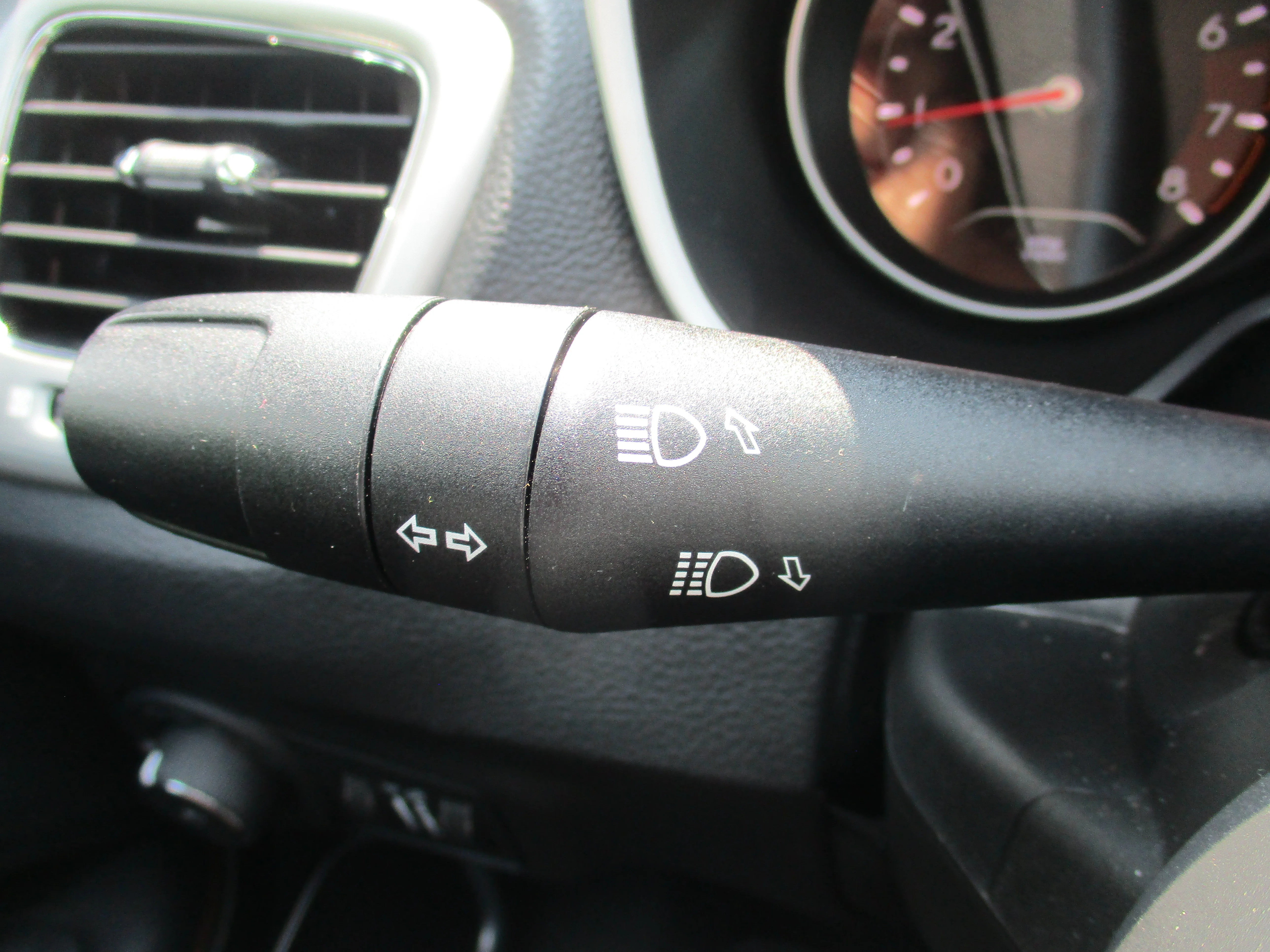 Used 2020 White Clearcoat Jeep Latitude image 13