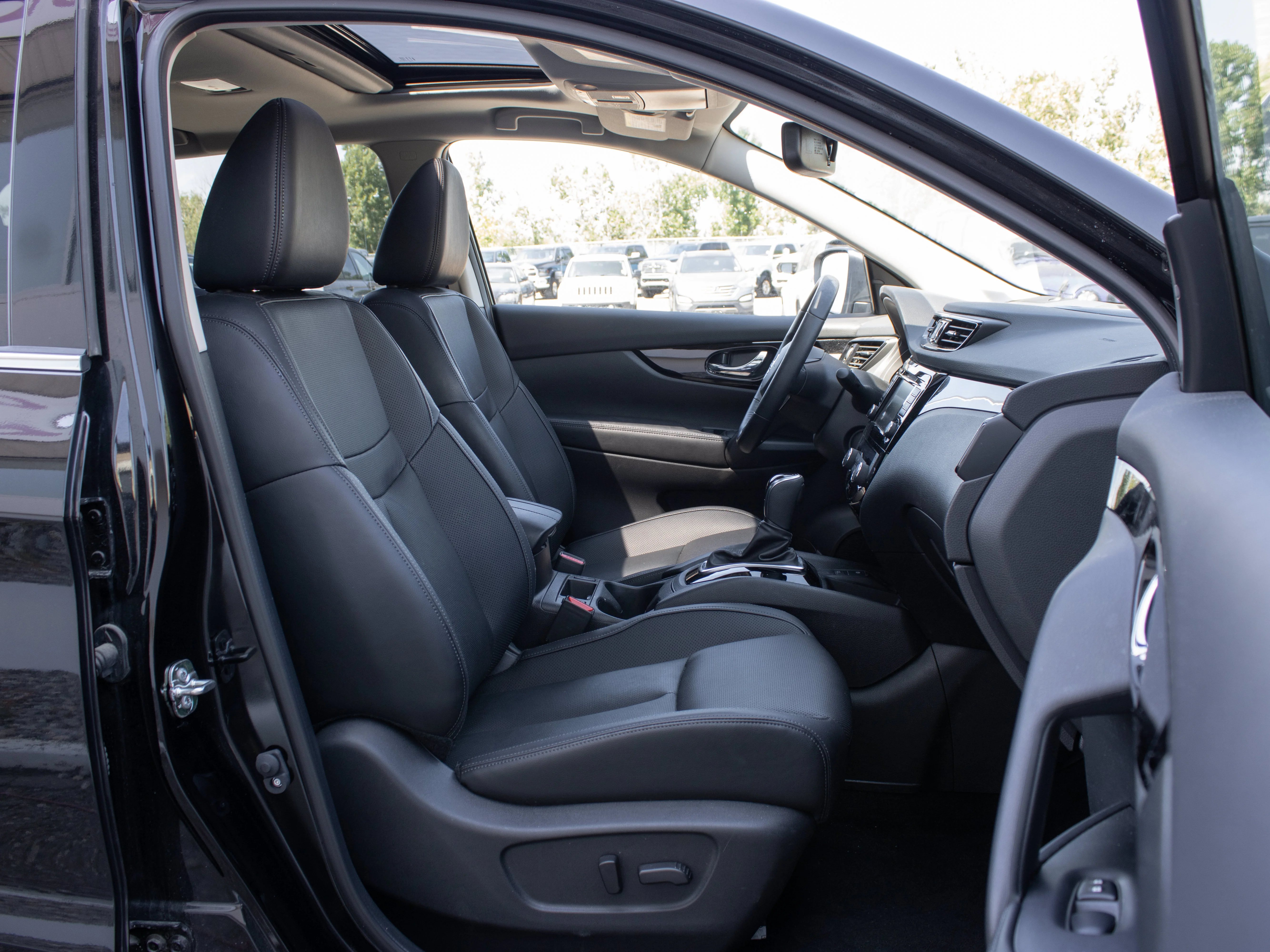 Used 2023 Black Nissan SL* | AWD | Leather Seats | Heated Seats & Steering Wheel | Sunroof | Navigation | image 17