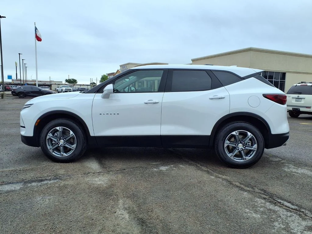 Used 2025 White Chevrolet LT image 18