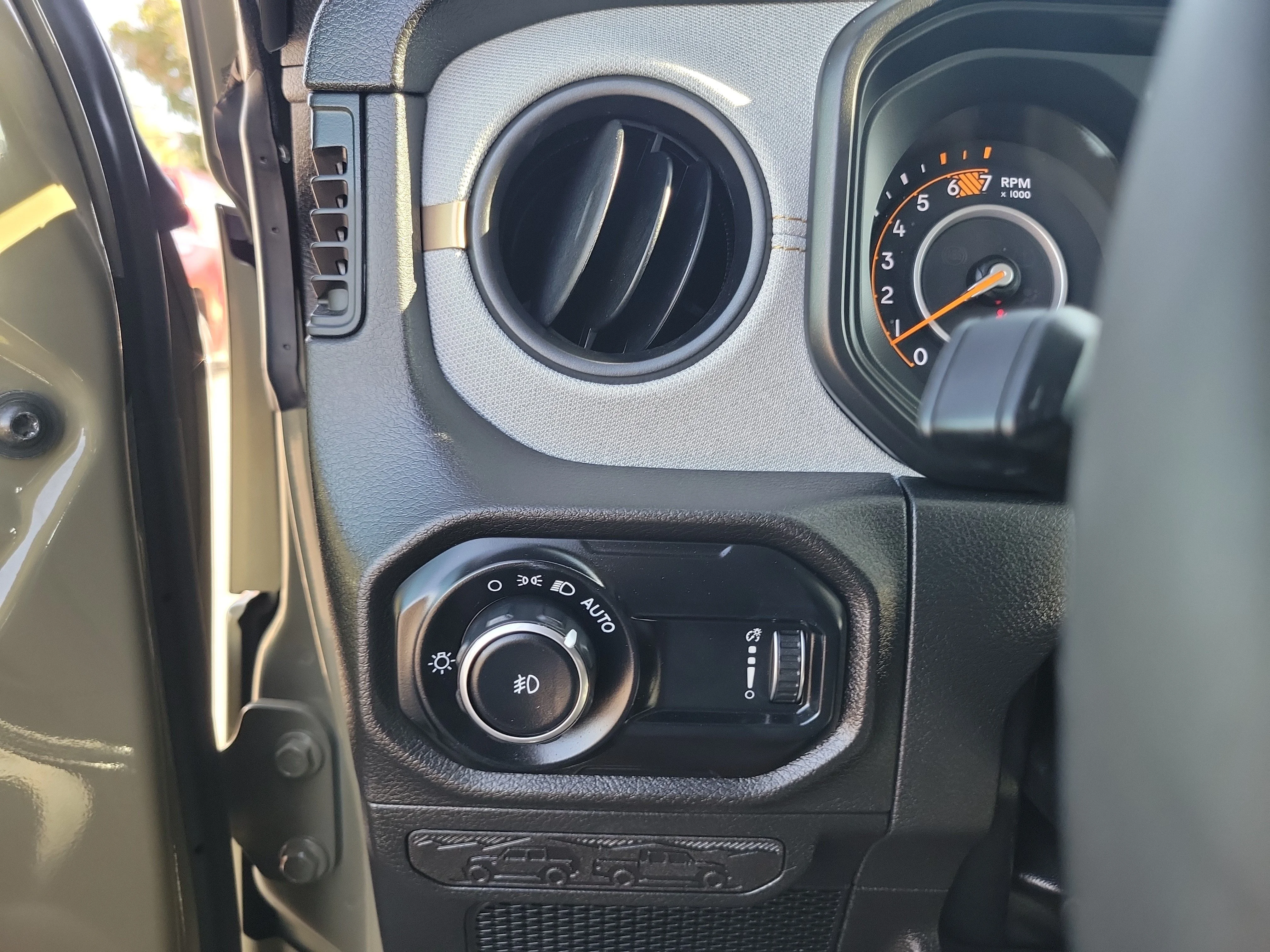 Used 2025 Green Jeep Sport S image 25