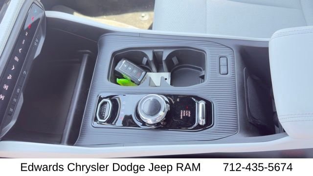 New 2026 Diamond Black Crystal Pearlcoat Jeep Laredo image 18